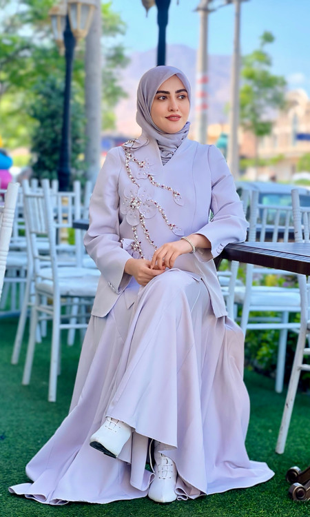 کت دامن مجلسی پوشیده